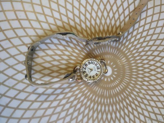 Часы наручные с ремешком. ТИКАЮТ. Состояние на скане. В коллекцию,ремонт,на запчасти.