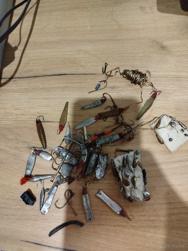 Старые крючки и блестела,самоделки из билонных и никелевых монет,с рубля