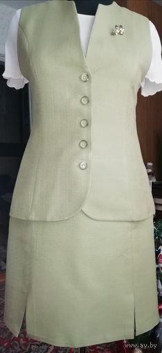 Добротный комплект из 3 вещей (юбка, жилет, брюки-капри) из ткани оливкового цвета,44 размера, на подкладке.