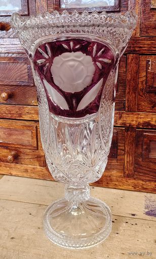 Высокая ваза из прессованного стекла с красивой резьбой