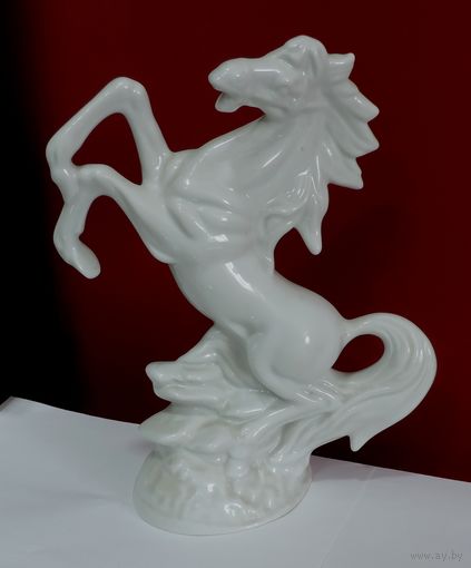 Статуэтка фарфоровая "Лошадь" 70-80-е годы Европа. Высота 26 см. Европа.