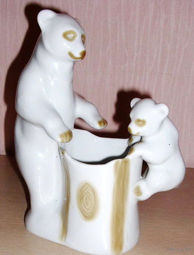 Медведи на пне.Фарфоровая карандашница.
