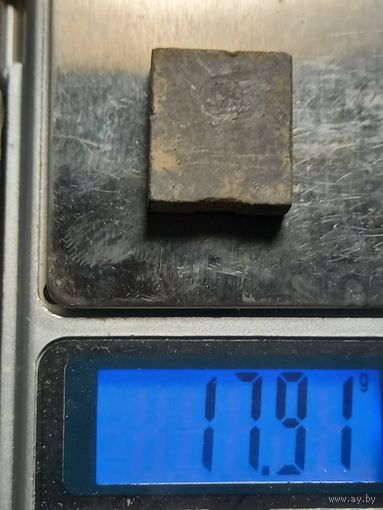 Гирька весовая? монетная? c неопределенным клеймом якорь и буквы 17.9 гр.