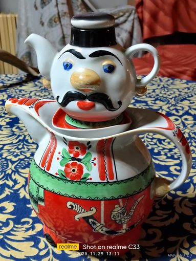 Чайник с заварником и блюдцем