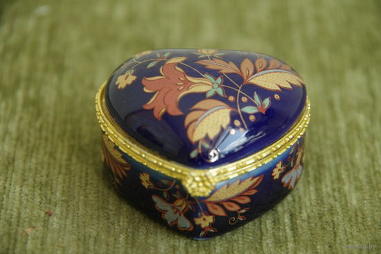 Шкатулка фарфоровая  ( 5,5 см х 4,5 см  , высота 3,3 см )