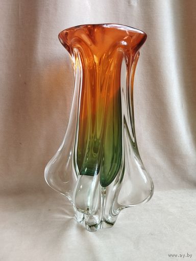 Ваза Возрождение (высота 22 см), гутная техника. Чехословакия