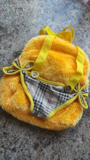 Яркий рюкзачок, можно посадить мягкую игрушку. Размер 27 на 24 см.