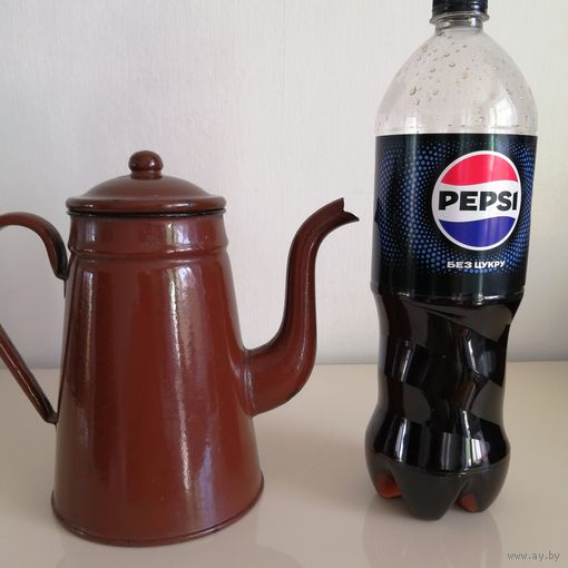 Винтажный эмалированный большой кофейник