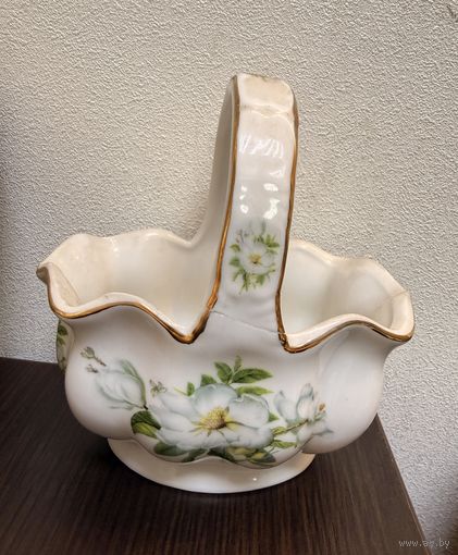 Винтажная фарфоровая ваза-конфетница, выполненная в форме корзины.