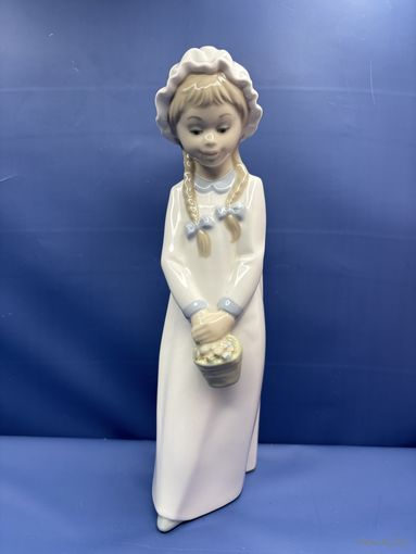 Фарфоровая статуэтка "Счастливая девушка с корзинкой в руках". Испания, фабрика Zaphir. 20 век. Размеры: высота - 26 см. Ручная подглазурная роспись.