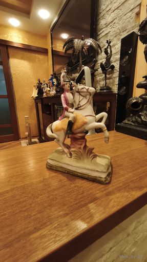 Очень редкая фарфоровая статуэтка, возможно XIX век .клеймо выпуклое на дне