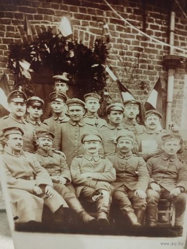 Фото ПМВ Офицер с бойцами, знамёна .Оригинал.