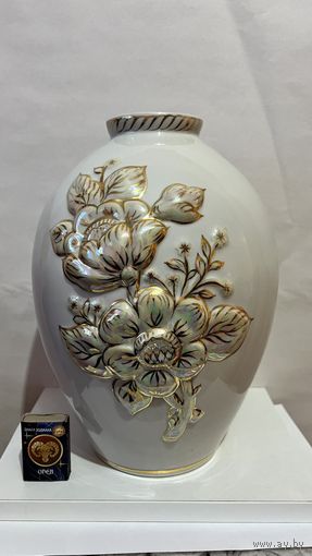 РЕДКАЯ! Фарфоровая ваза (цветы рельефные на вазе)  ДФЗ
