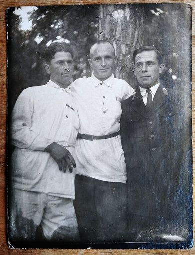 Фото с летчиком. 1930-е (?). 9х12 см.