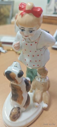 Статуэтка фарфор Девочка с собачкой или А ну ка отними СССР 1950-1960 г.г.,из серии Счастливое детство. Полоне ЗХК УССР Автор: С. Голембовская (Болзан).