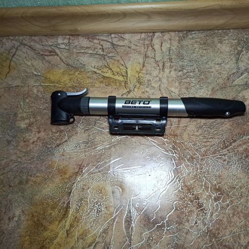 Насос BETO Алюминиевый с подвижной головкой и Т-образной пластиковой ручкой. Подвижная двойная головка для двух типов ниппеля: Presta, Schrader. Максимальное давление 80 PSI.