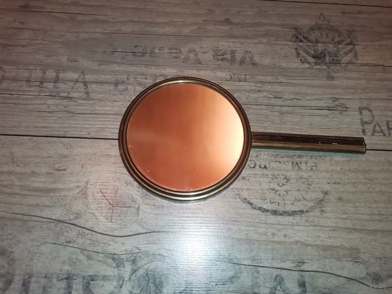 Ручное зеркало в латунной оправе, длина 25 см., одна сторона с сильным приближением.