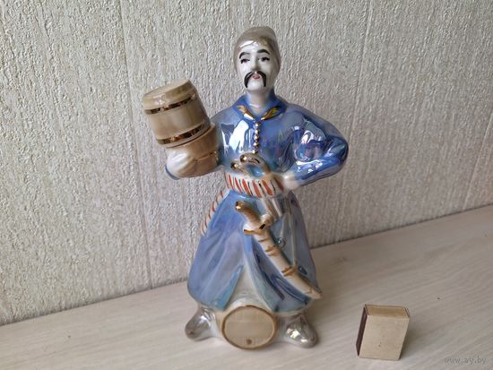 Фарфоровая статуэтка, Казак с бочонком, штоф 27,6 см