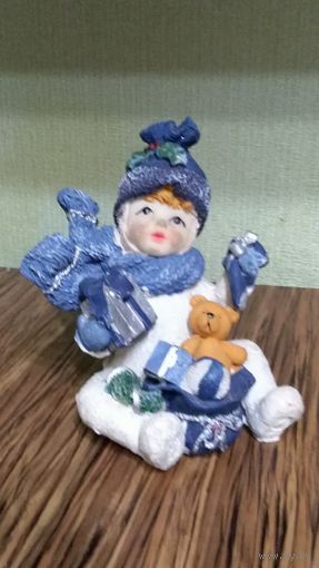 Статуэтка ребёнок с подарками