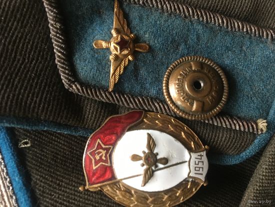 Идеальнейший советский знак  окончания лётного училища! ранний-потом  пошли  с надписью "СССР".  ЦЕНА  от  СОСТОЯНИЯ!!!