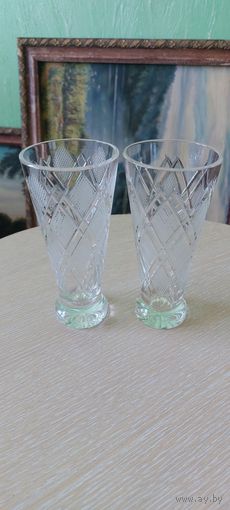Два хрустальных лафитника.