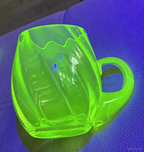 Кружка из уранового стекла . Производство Чехия