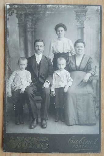 Фото семьи. До 1917 г.  Санкт-Петербург. 10.5х16 см.
