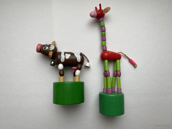 Жираф и корова, игрушка, дерево.