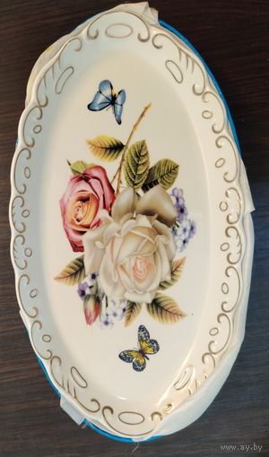 Керамическое блюдо с цветочном узором , размер 25х13 см ,  новый в презентабельной коробочке, хорошо подойдет в виде презента или подарка .