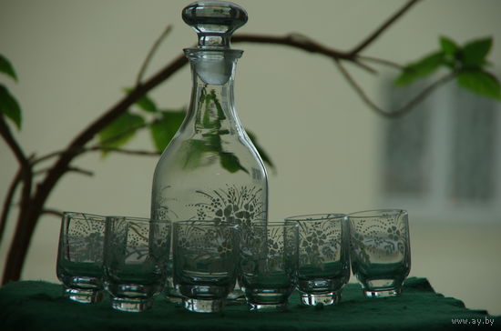 Графин + 6 стопок     ( все целое )