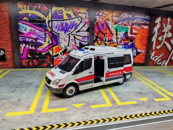Коллекционная модель 1/76 Tiny AM9843 Mercedes Sprinter HK Police