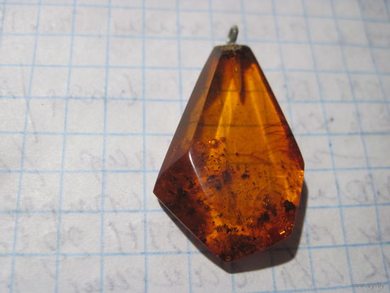 Кулон, янтарь.