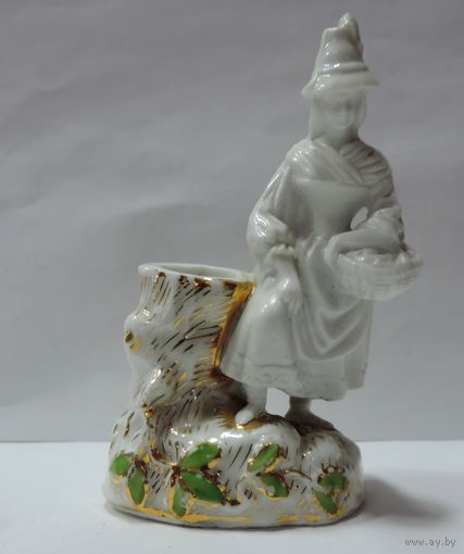 Статуэтка фарфоровая "Девушка с корзинкой у пня" 50-60-е годы Европа. Высота 10 см.