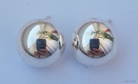 Серьги Silver point , клеймо, шарики-полукруг, глянцевые, зеркальные, диаметр 1,6 см. Не использованные.