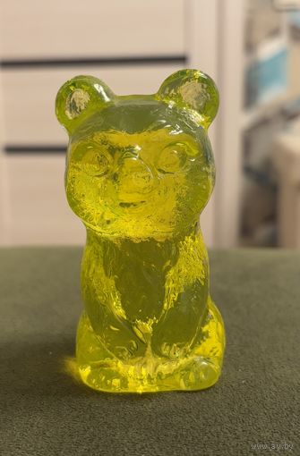 Статуэтка Медведь из уранового стекла . Производство Чехия