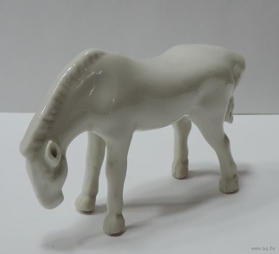 Статуэтка фарфоровая "Лошадь" 70-е годы Европа. Высота 5.5 см.