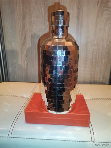 Декоративный футляр для бутылки, высота 25 см., бутылка в комплекте.