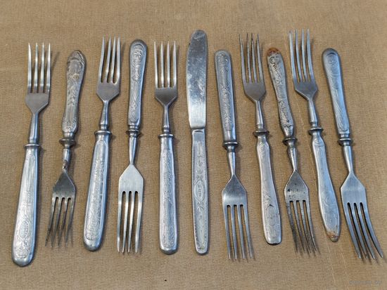 Набор вилок раннего СССР.