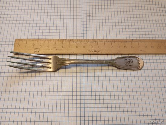 Старая вилка с вензелем
