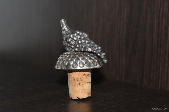 Многоразовая пробка для бутылки, с декоративным навершием в виде грозди винограда.