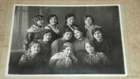 Старое фото 1938 год. Студентки Хим.Техникума 11,5*17 см. Состояние