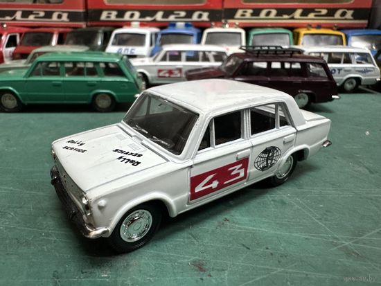 ВАЗ-2101 Ралли в редком белом цвете. И вообще в редком варианте седан в исполнении ралли.Пятничный вечер в зеленых, синих, голубых, серых и даже белых тонах.