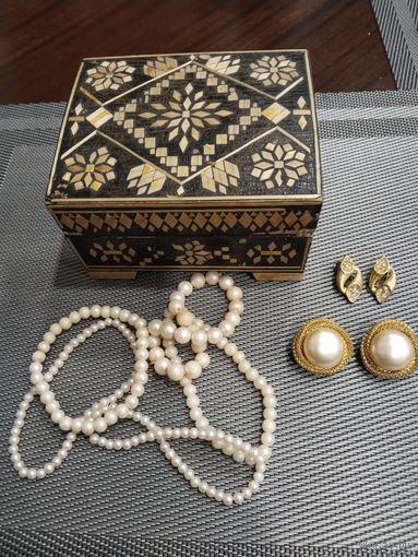 Шкатулка и немного бижутерии СССР.