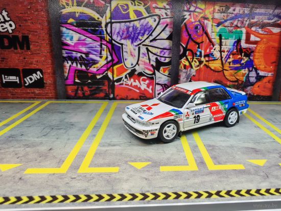 Коллекционная модель 1/64 Para64 Mitsubishi Galant VR-4 Ralliart