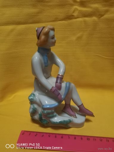 На катке (Фигуристка) (Полонский завод художественной керамики) - Фарфор СССР Автор: О. Л. Жникруп самая привлекательная цена. Трёхдневный аукцион