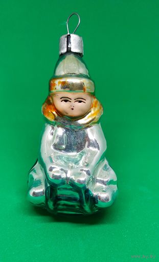 Ёлочная игрушка. Мальчик на санках