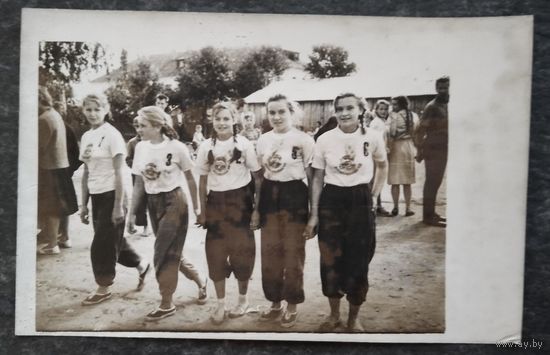Фото группы девочек на соревнованиях. 1960-е. 9х14 см.