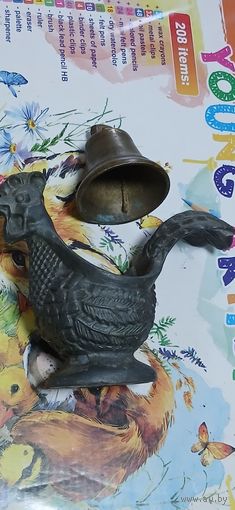 Колокольчик и статуэтка