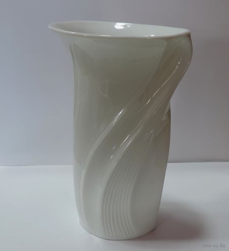 Ваза фарфоровая молочного цвета фирмы KAISER 60-70 - е годы Германия. Высота 17 см.