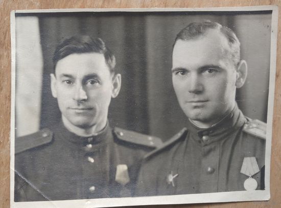 Фото двух офицеров с наградами. 8х11 см.